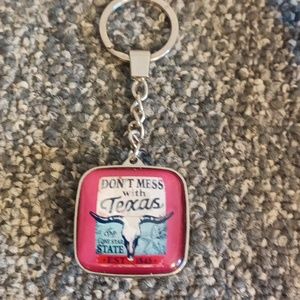 Don't mess with Texas silver tone keychain
